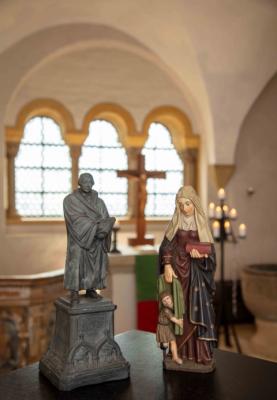 Statuen der hl. Elisabeth und Martin Luthers in der Kapelle des Wartburgpalas