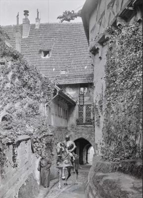 Rüstung auf Rossharnisch im ersten Burghof der Wartburg