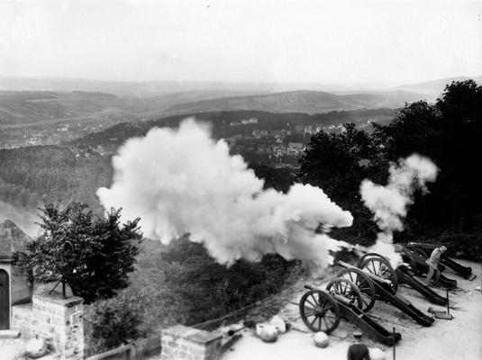 Salutschüsse aus den Kanonen anlässlich der Geburt des Erbgroßherzogs von Sachsen-Weimar-Eisenach am 28. Juli 1912