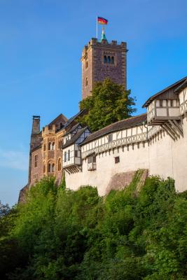 Der Bergfried der Wartburg mit deutscher Nationalflagge