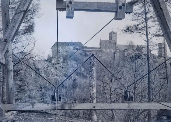 Die Schwebebahn vom Steinbruch zur Baustelle des Wartburg-Hotels, Hans Lucas von Cranach, 1912, Glasnegativ