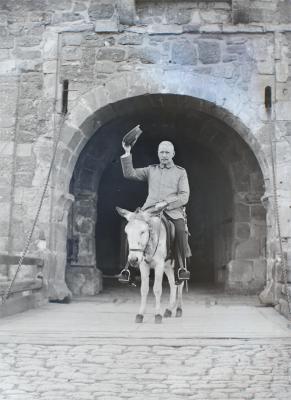 Hans Lucas von Cranach auf einem Esel auf der Zugbrücke der Wartburg