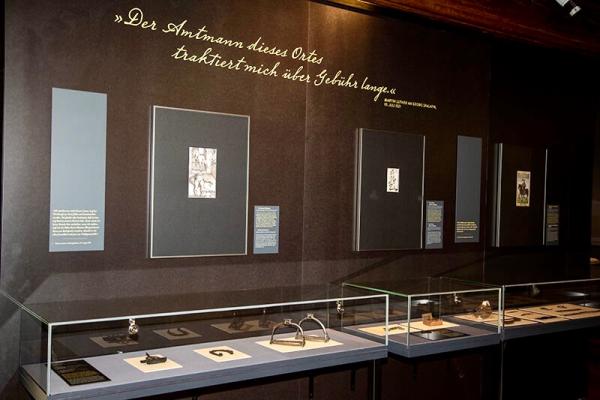 Die Objekte zur Tierhaltung im Innenbereich der Sonderausstellung „Luther im Exil. Wartburgalltag 1521“. Foto: Wartburg-Stiftung, Fotothek