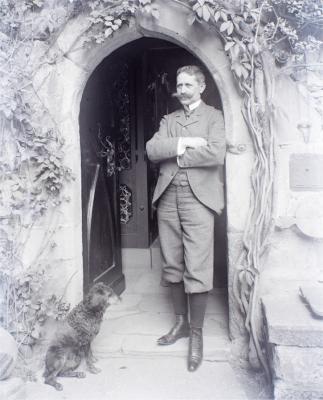 Burghauptmann Hans Lucas von Cranach mit seinem Pudel im Eingang der Kommandantendiele der Wartburg