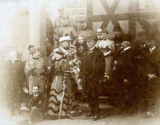 Gruppenbild mit Kaiser Wilhelm II. und großherzoglicher Familie auf der Gademtreppe
