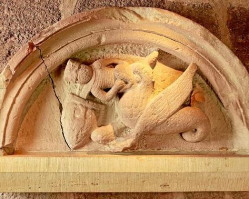 Tympanonrelief aus dem 12. Jahrhundert mit der Darstellung eines Drachen, der einen Ritter verschlingt, Wartburg-Stiftung, Kunstsammlung, Inv.-Nr. B0102