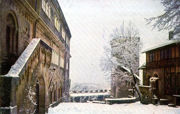 Abb. 3: Verschneiter zweiter Burghof der Wartburg nach Süden, Postkarte, nach 1910, Fotograf: Hans Lucas von Cranach