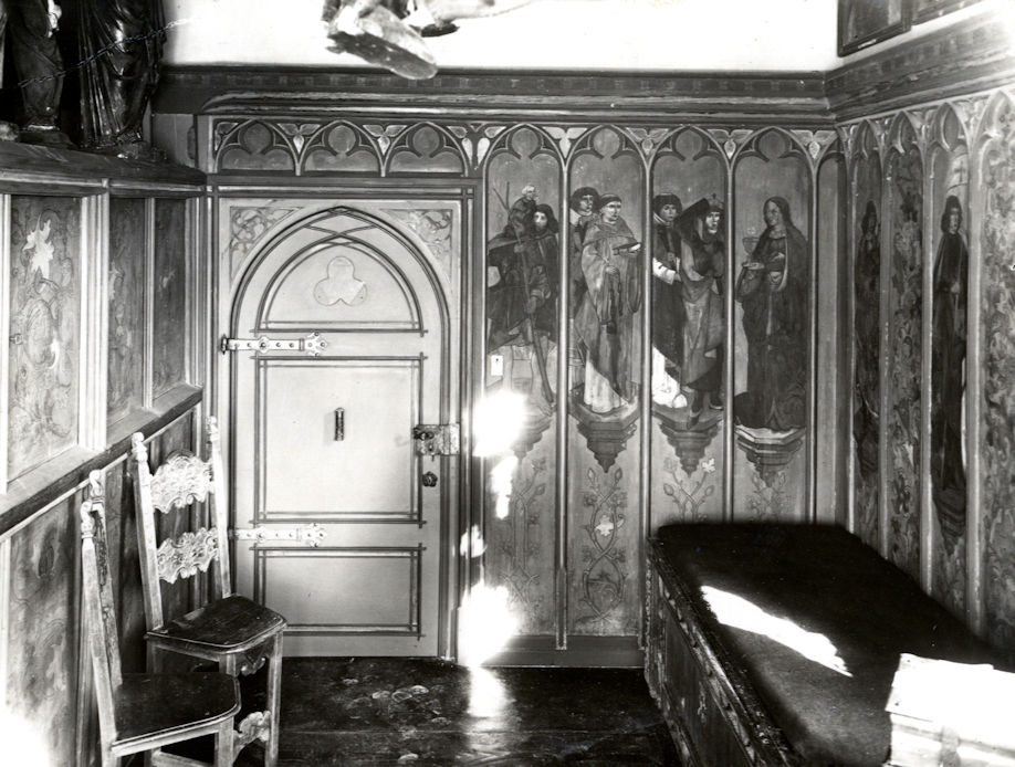 Blick in die Obere Vogteistube der Wartburg mit den Heiligentafeln an der Wand, Anfang 20. Jh., Wartburg-Stiftung, Fotothek